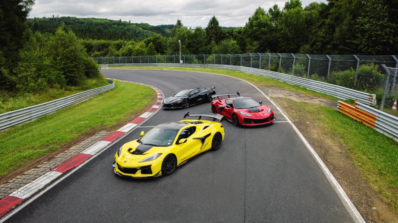 Corvette Z06, ZR1 y ZR1X (de atrás hacia adelante) en el circuito Nürburgring Nordschleife, Alemania. Circuito cerrado.